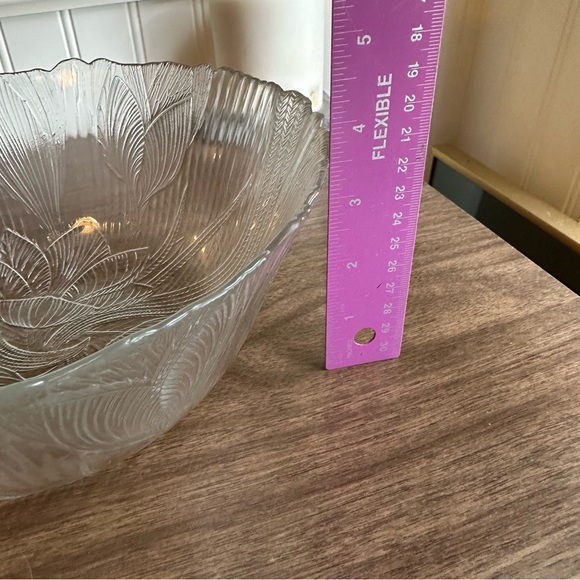 Vintage Arcoroc Canterbury 9” Bowl - Crystal Crocus Serving Bowl Floral Glass - Picture 6 of 11